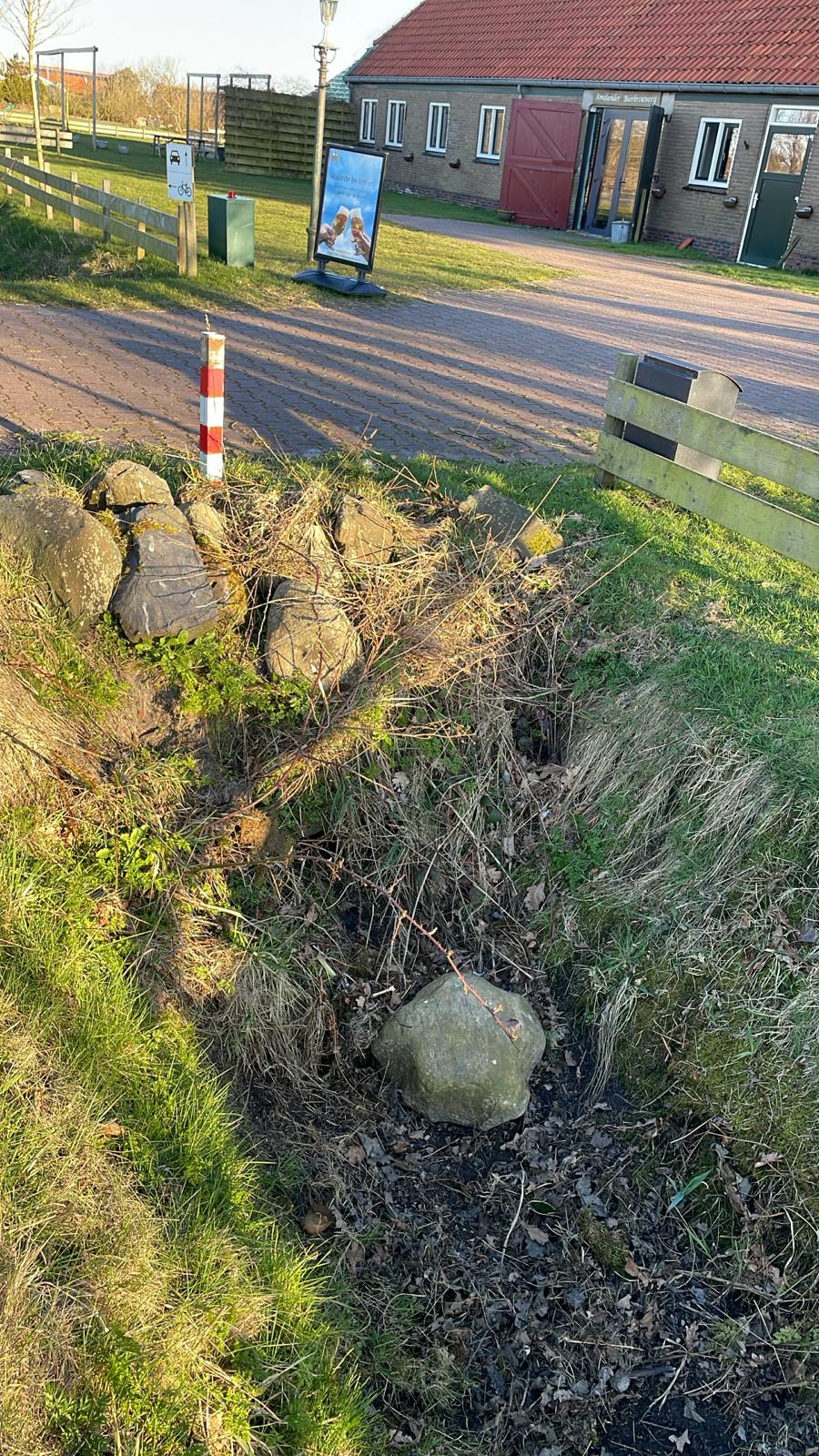 Grensstenen afkomstig van de oude dijk rondom de Ballumer polder. Bij de bierbrouwerij van Doeke en Eva Visser